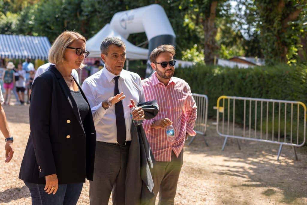 La ministre Marie-Pierre Vedrenne  avec le maire, Abdel-Kader Guerza et son conseiller municipal Mattis Aït-Mouhoub